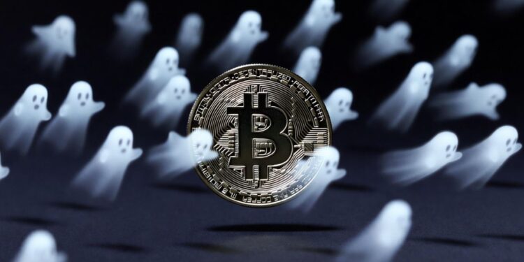 Fantasmas vuelan alrededor de una moneda física de bitcoin.