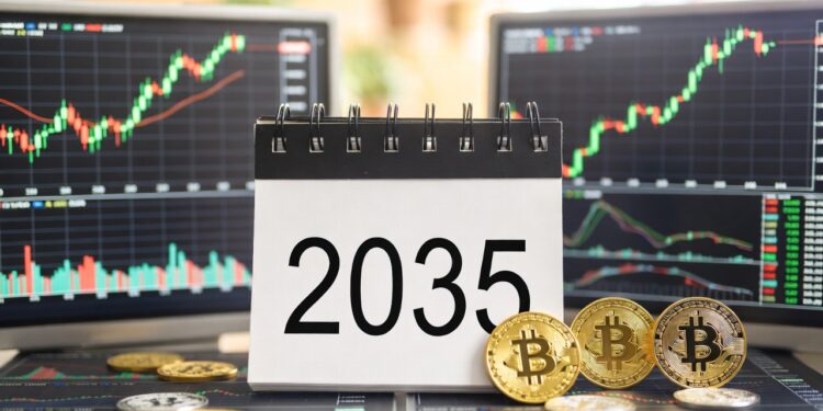 Varias monedas físicas de bitcoin y En el centro, un calendario de escritorio de espiral destaca el año 2035 en grandes números negros.