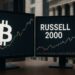 Dos pantallas muestran gráficos bursátiles: a la izquierda, el símbolo de Bitcoin con un gráfico de velas en alza; a la derecha, el índice Russell 2000.