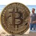 Bitcoin, una playa y una persona contenta con una valija yéndose de vacaciones.