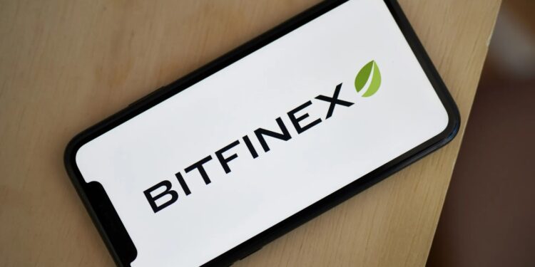 Teléfono inteligente que muestra el logo de Bitfinex.
