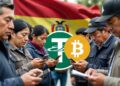 Personas comprando USDT y bitcoin, con detrás la bandera de Bolivia.