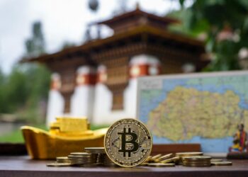 Paisaje asiático en el que se puede apreciar una moneda con el logo de bitcoin, un mapa y un templo.