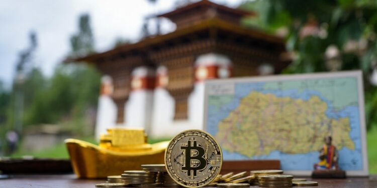 Paisaje asiático en el que se puede apreciar una moneda con el logo de bitcoin, un mapa y un templo.
