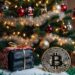 Debajo de un árbol de navidad hay una moneda física de bitcoin junto a un trozo de carbón.