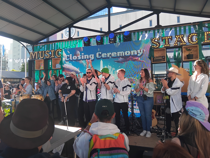 Ceremonia de clausura de DEVCONNECT 2025.