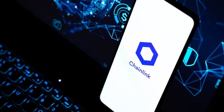 Un teléfono móvil que muestra el logo de la criptomoneda chainlink.