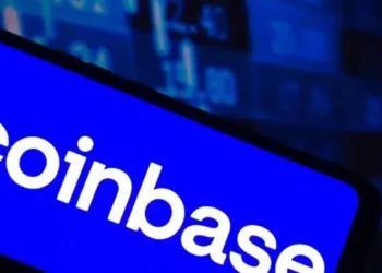 El logo de Coinbase en un teléfono móvil.