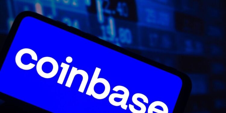 El logo de Coinbase en un teléfono móvil.