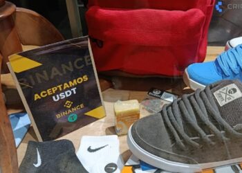 Fotografía de una tienda que vende zapatos, calcetines y tiene un letrero que dice "aceptamos USDT".