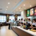 Empleados de un Restaurante de comida rápida se observan en su faena diaria.