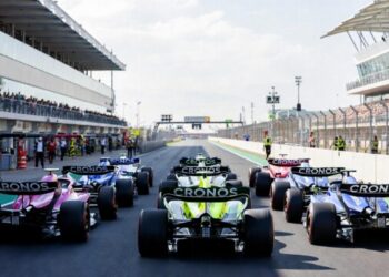 Autos de carrera en posición de salida.