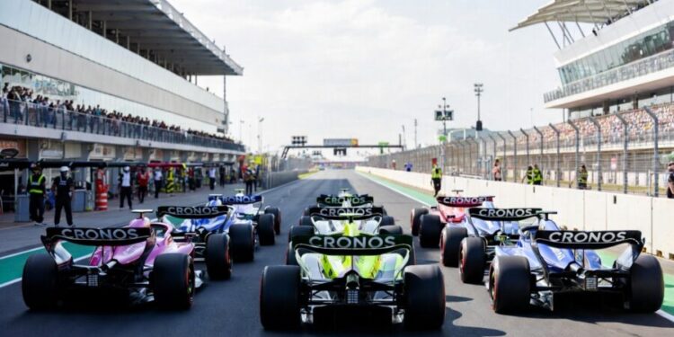 Autos de carrera en posición de salida.