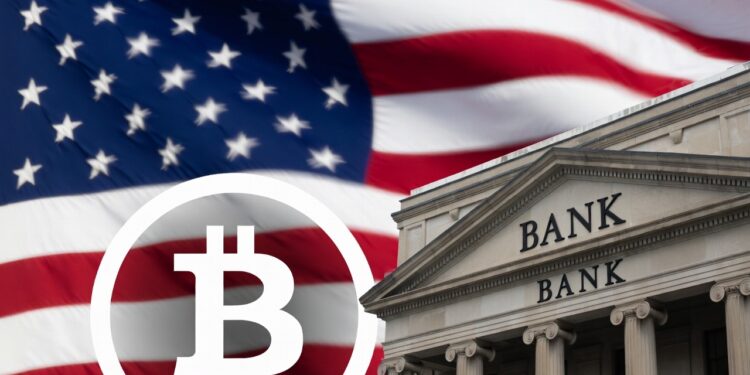 Bandera de los Estados Unidos junto a un banco y un logo de Bitcoin.