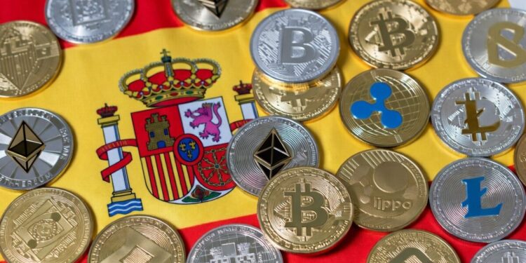 Muchas criptomonedas y detrás la bandera de España