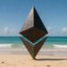 Logo de Ethereum en la playa.