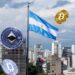 Ciudad con una bandera izada de Argentina y criptomonedas flotando alrededor