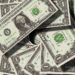 Fotografía de billetes de 1 dólar apilados unos sobre otros.