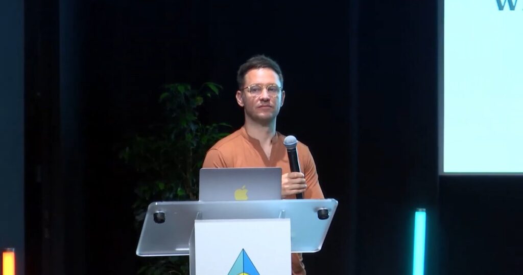 James Smith durante su intervención en  - The Invisible Infrastructure Play: Ethereum.