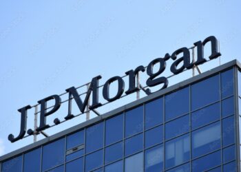 Fotografía de letrero de JP Morgan en un edificio.