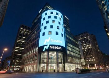 Vista nocturna del edificio de Nasdaq en Times Square, Nueva York.
