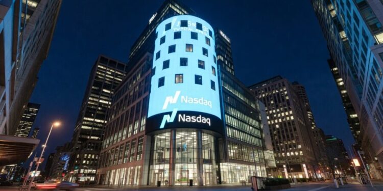 Vista nocturna del edificio de Nasdaq en Times Square, Nueva York.