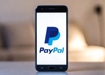 Smartphone muestra el logo de PayPal.
