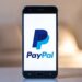 Smartphone muestra el logo de PayPal.