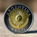 Foto de una moneda del peso argentino.