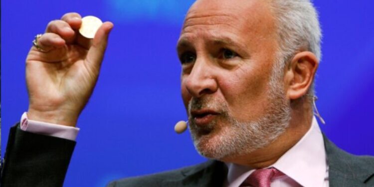 Imagen en primer plano de Peter Schiff con una moneda de oro en la mano