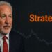 Peter Schiff y al fondo un gráfico financiero descendente y la palabra ‘Strategy’ en color naranja.