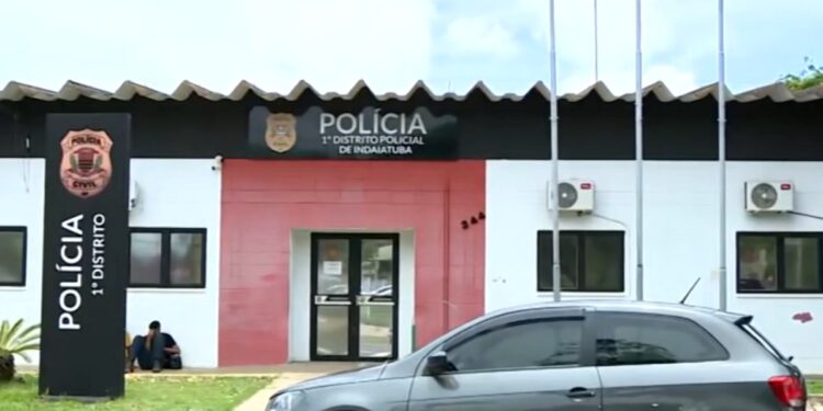 Parte delantera de una estación de policía.