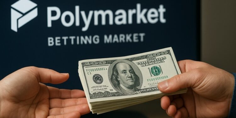 Manos de una persona entregando un fajo de billetes a otra y al fondo una pantalla con el logo de Polymarket.