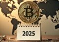 mapa mundo en un fondo amarillento con una moneda de bitcoin en primer plano y debajo un calendario de 2025