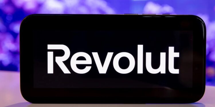 Un celular que muestra el logo de Revolut.