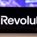 Un celular que muestra el logo de Revolut.
