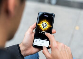 Una persona usando Revolut y TRON en el celular.