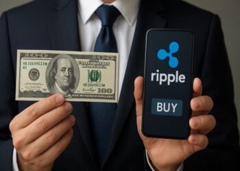Empresario sostiene un billete de 100 dólares mientras muestra un teléfono móvil con el logo de Ripple y un botón de “comprar”.