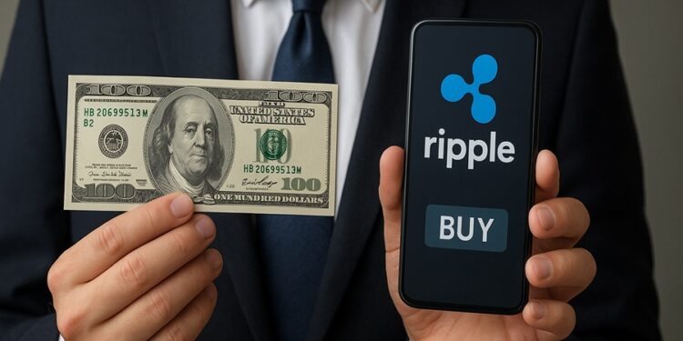 Empresario sostiene un billete de 100 dólares mientras muestra un teléfono móvil con el logo de Ripple y un botón de “comprar”.