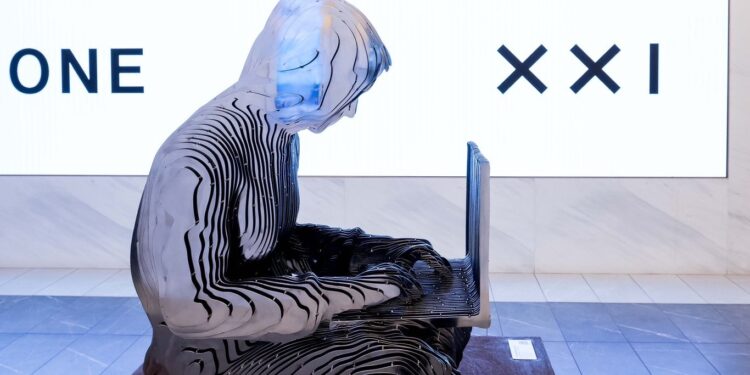 Foto de estatua de Satoshi Nakamoto en la Bolsa de Nueva York.