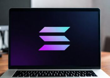 Laptop con el logo de la red de Solana.