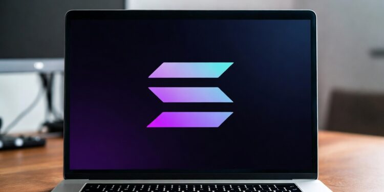 Laptop con el logo de la red de Solana.