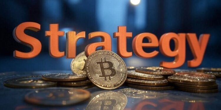 Monedas físicas de bitcoin debajo de la palabra Strategy.