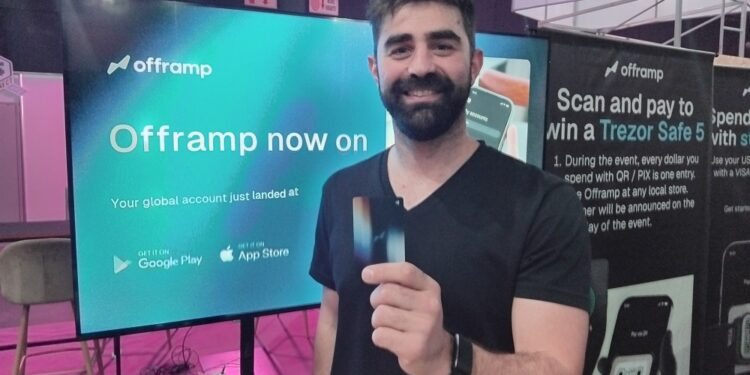 Tobías Frieder con una de las tarjetas de Offramp.