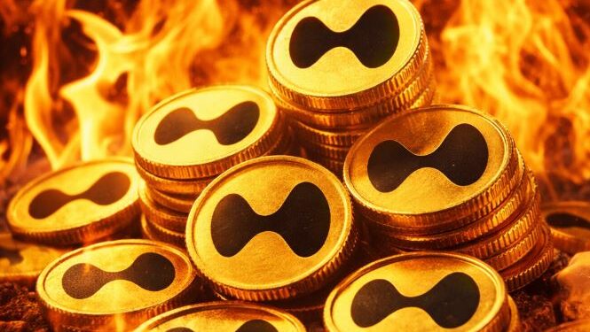 Monedas físicas con el logo de hyperliquid rodeadas de fuego.