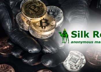 Manos con guantes sosteniendo bitcoins físicos y al lado el logo de Silk Road.