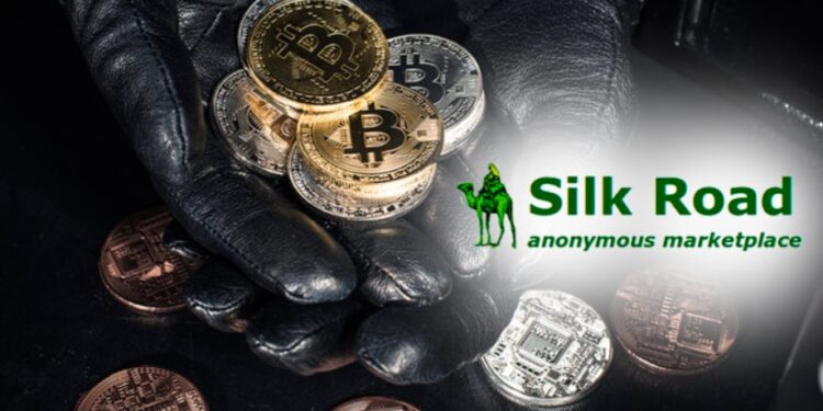 Manos con guantes sosteniendo bitcoins físicos y al lado el logo de Silk Road.